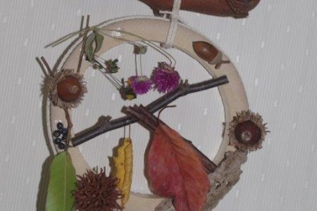 「木の実アート作り」秋を集めたリース